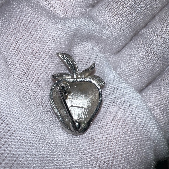 Vintage Miniature 1" Trifari Brushed Silver Plated Strawberry Pin Brooch - Picture 6 of 16